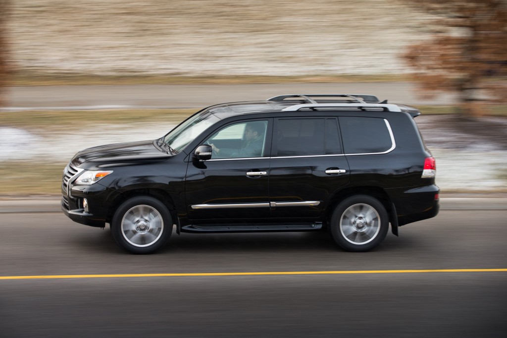 2013_Lexus_LX570-70