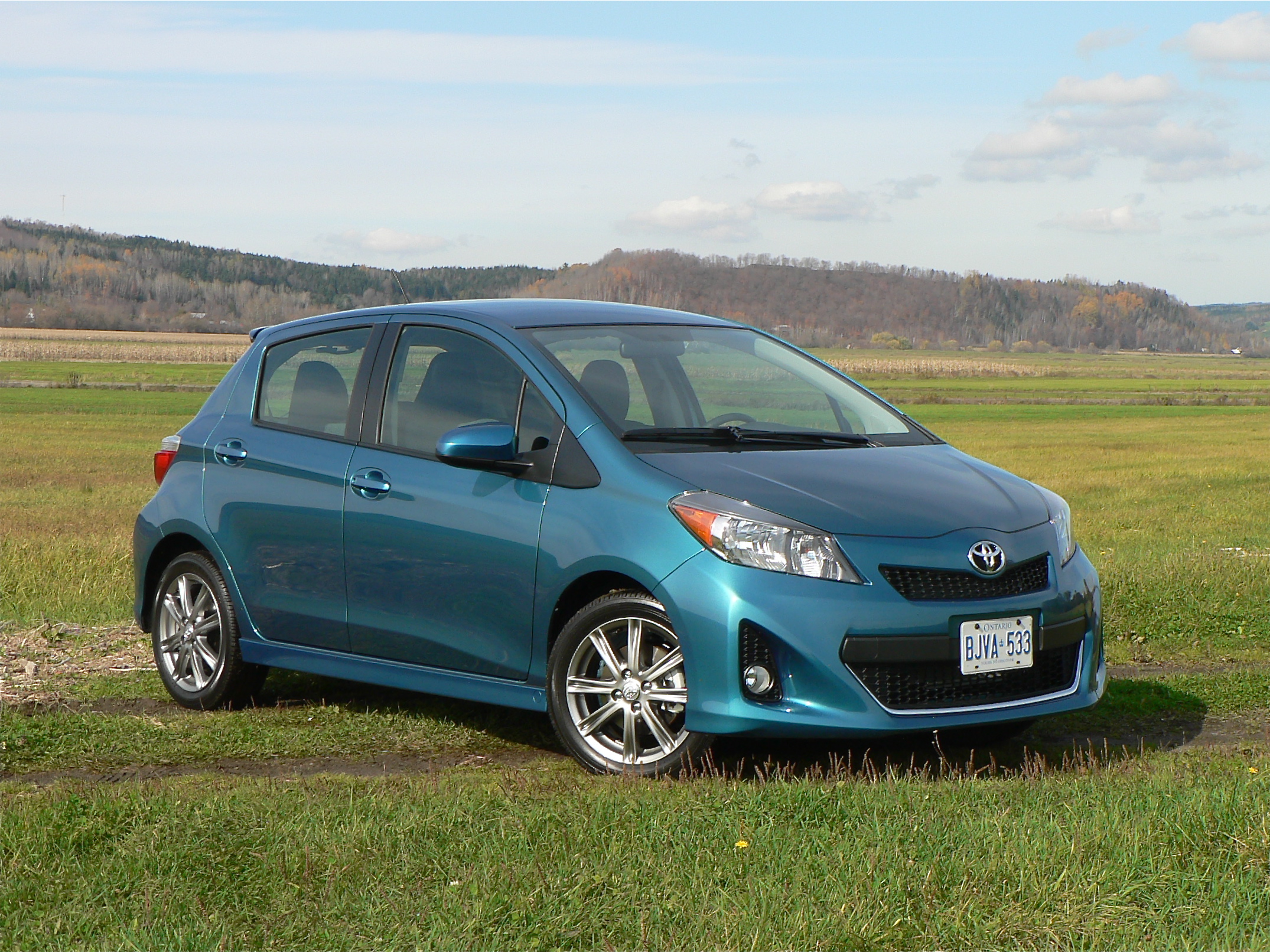 Toyota Yaris 2012 хэтчбек